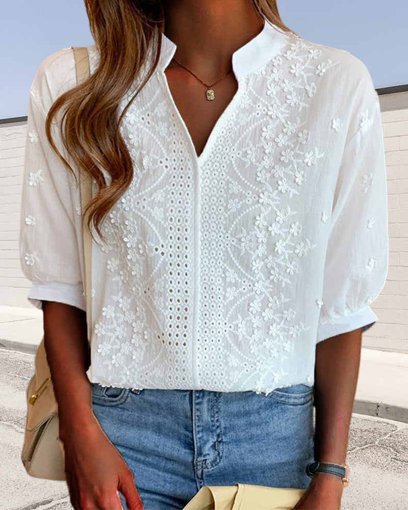 Cambria Bluse – Witte Damesblouse met Borduursel & V-Hals