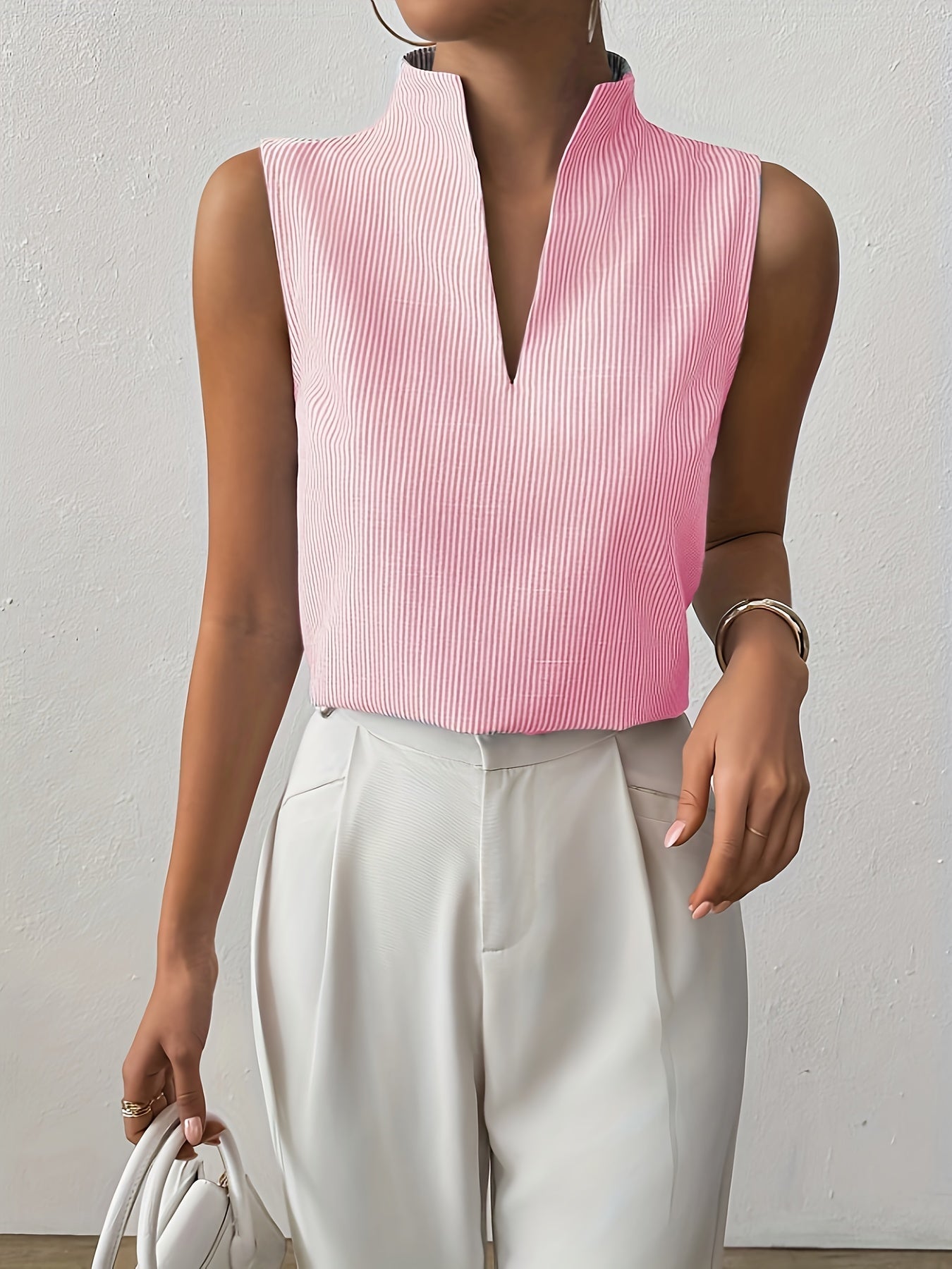 Gestreepte Mouwloze Top met V-Halskraag – Elegant & Minimalistisch