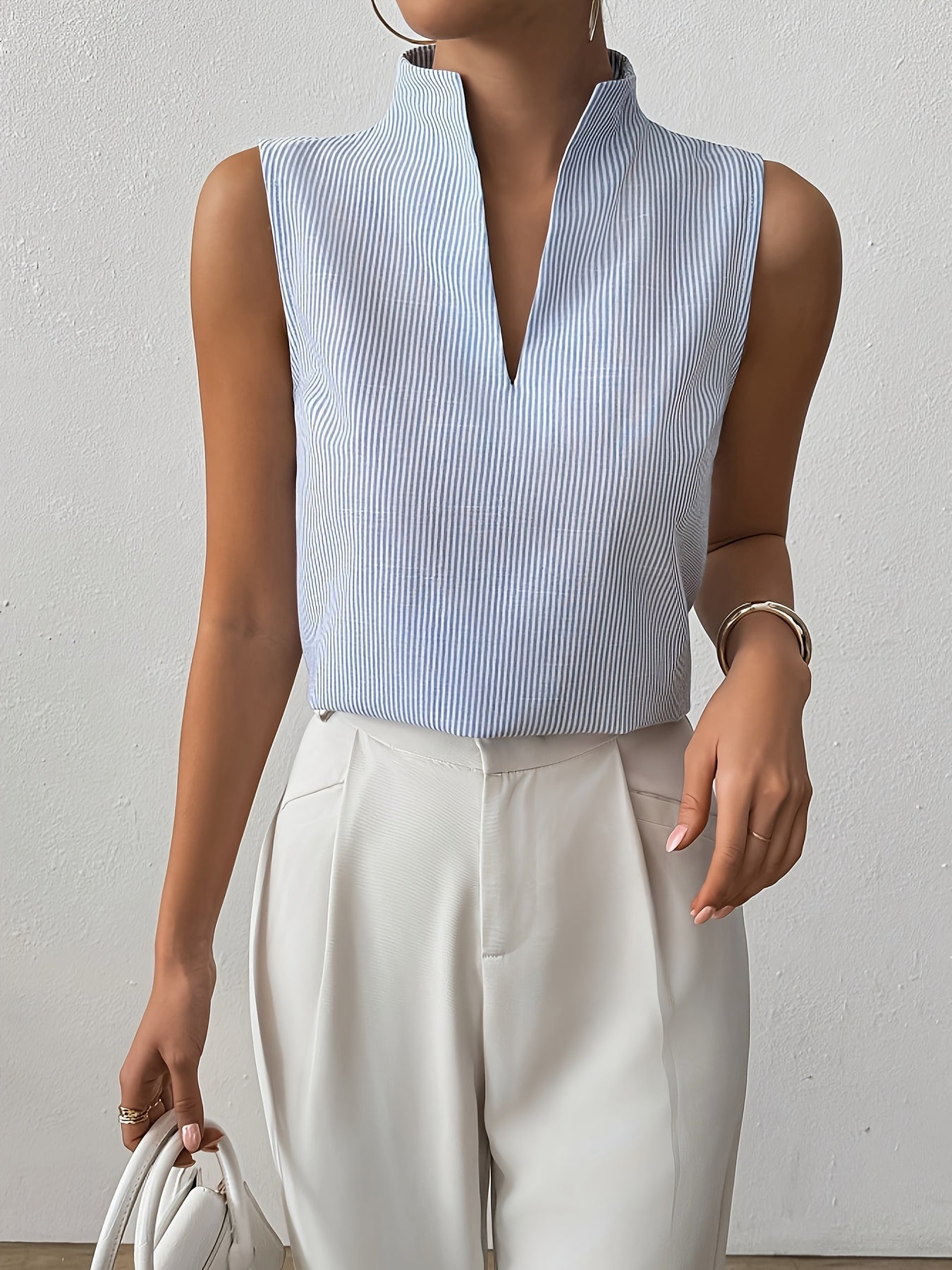 Gestreepte Mouwloze Top met V-Halskraag – Elegant & Minimalistisch