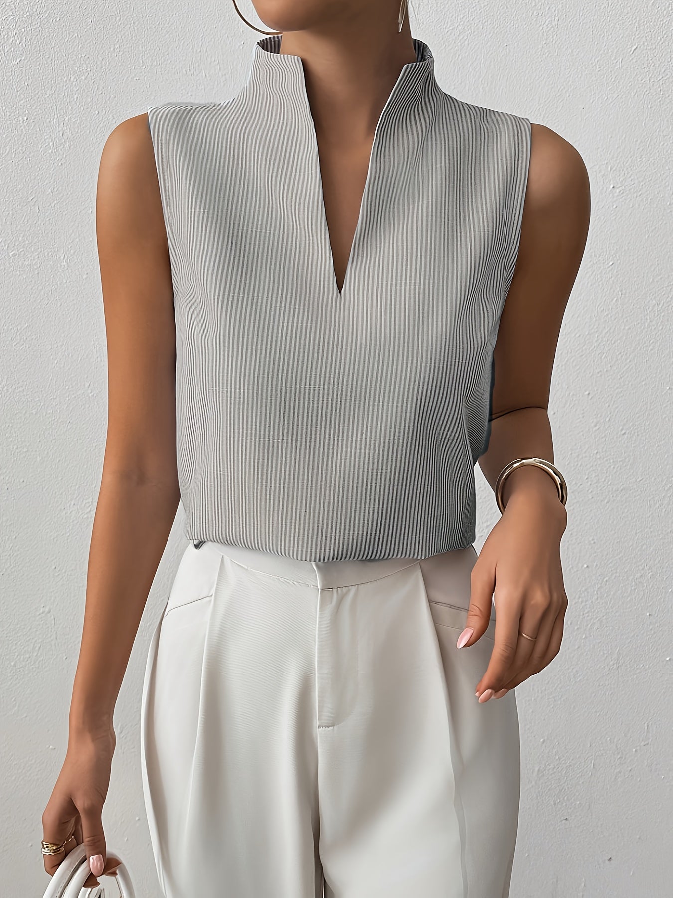 Gestreepte Mouwloze Top met V-Halskraag – Elegant & Minimalistisch