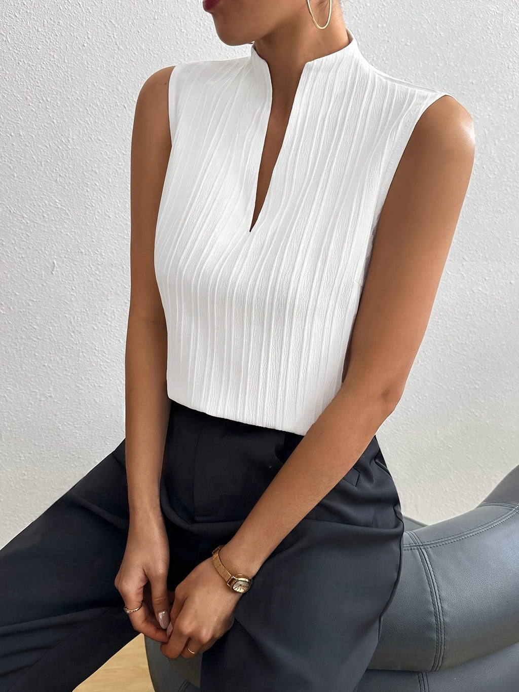 Gestreepte Mouwloze Top met V-Halskraag – Elegant & Minimalistisch