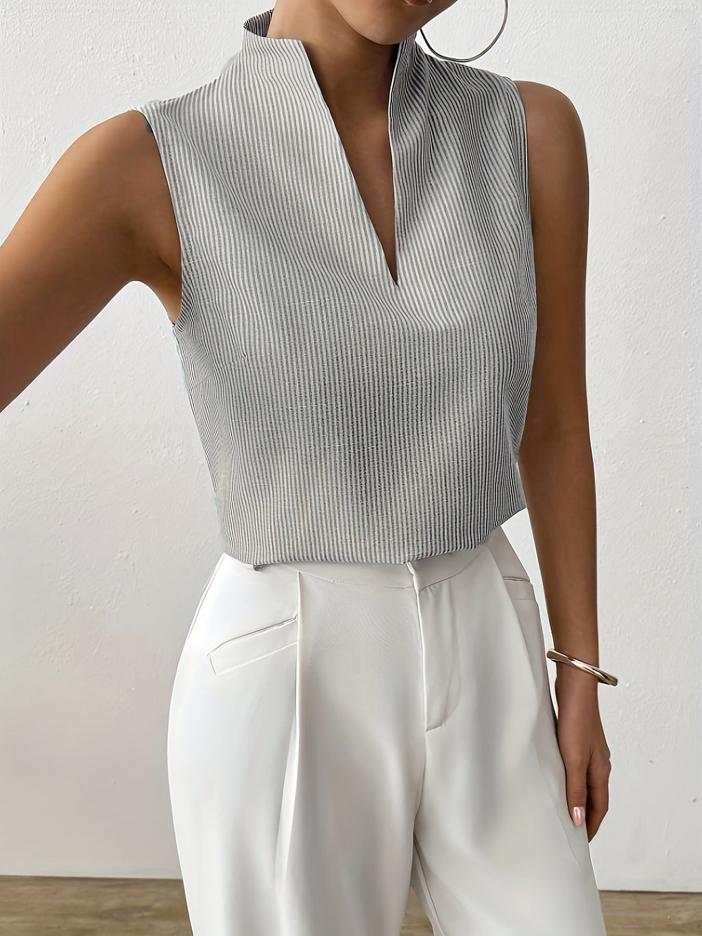 Gestreepte Mouwloze Top met V-Halskraag – Elegant & Minimalistisch