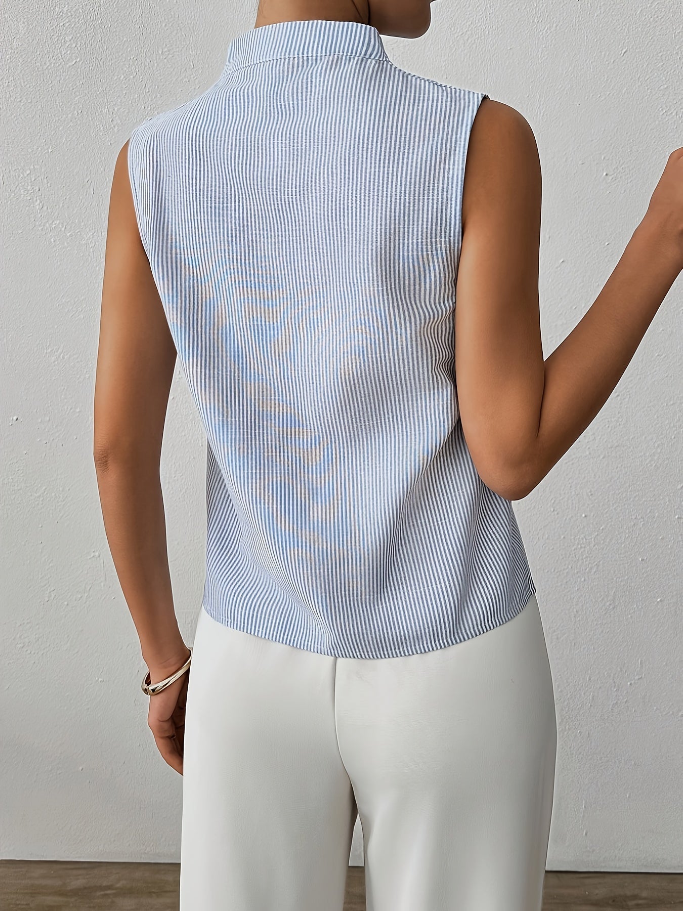 Gestreepte Mouwloze Top met V-Halskraag – Elegant & Minimalistisch