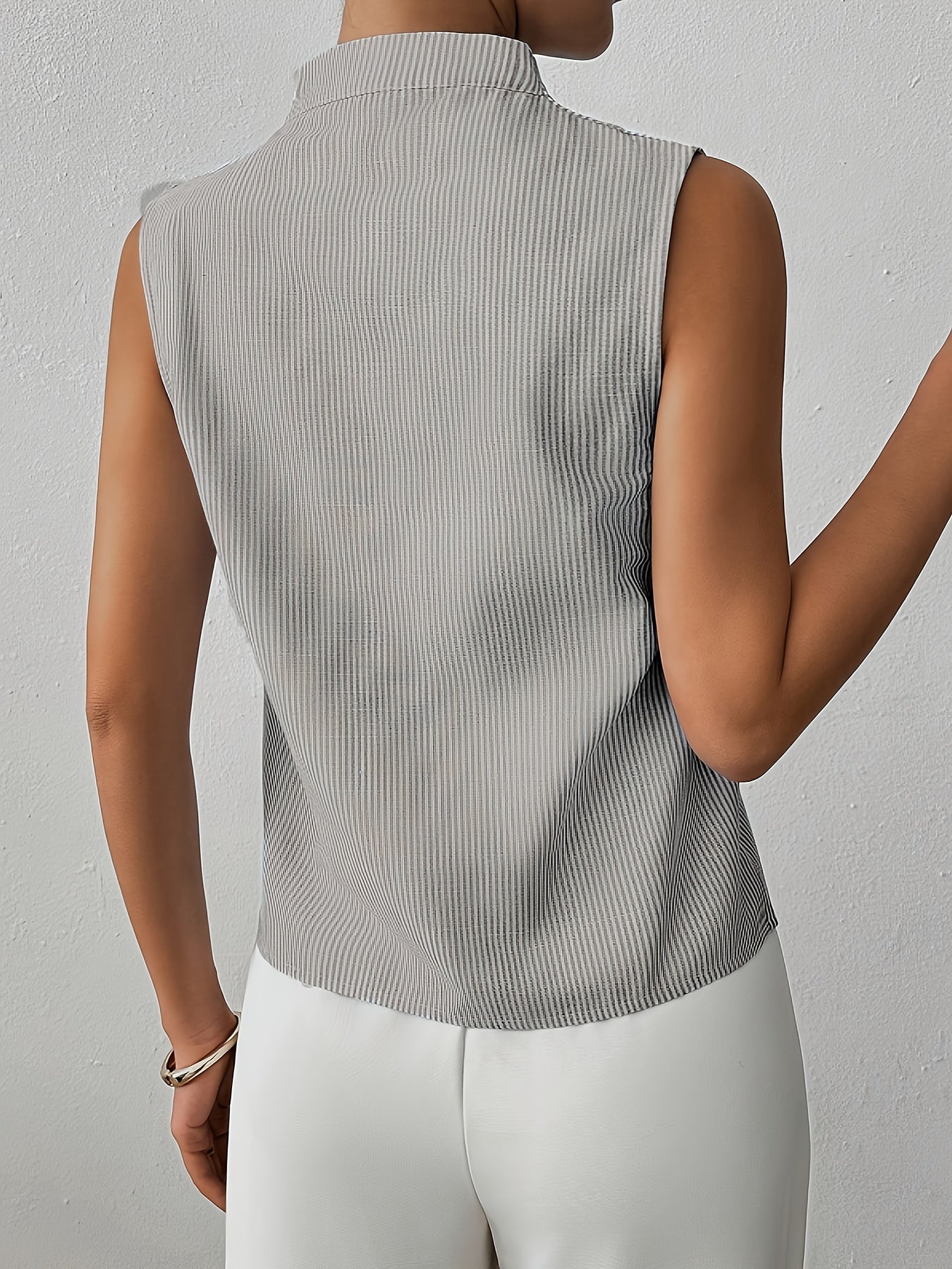 Gestreepte Mouwloze Top met V-Halskraag – Elegant & Minimalistisch