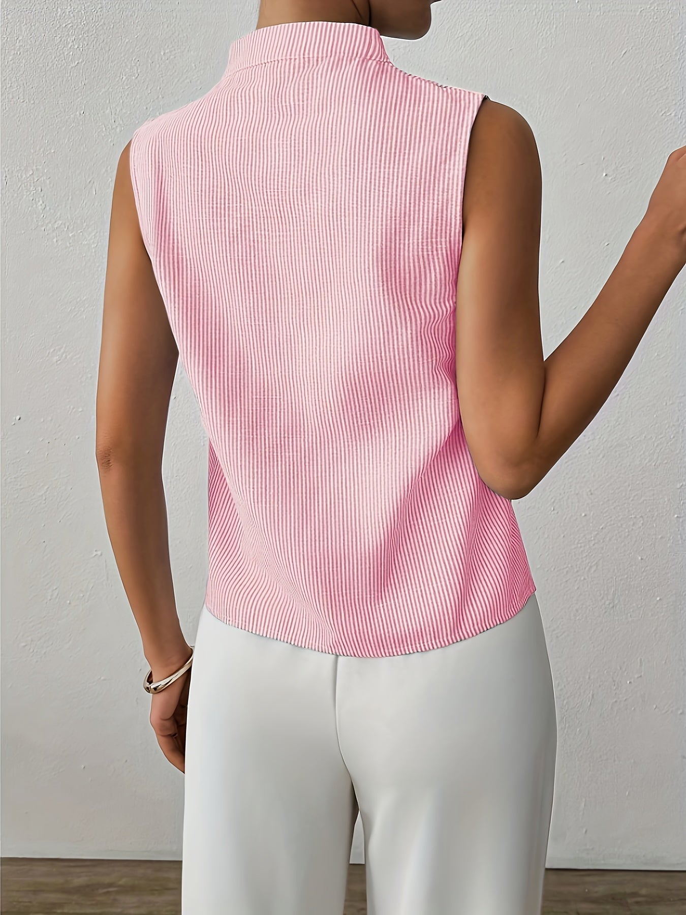 Gestreepte Mouwloze Top met V-Halskraag – Elegant & Minimalistisch