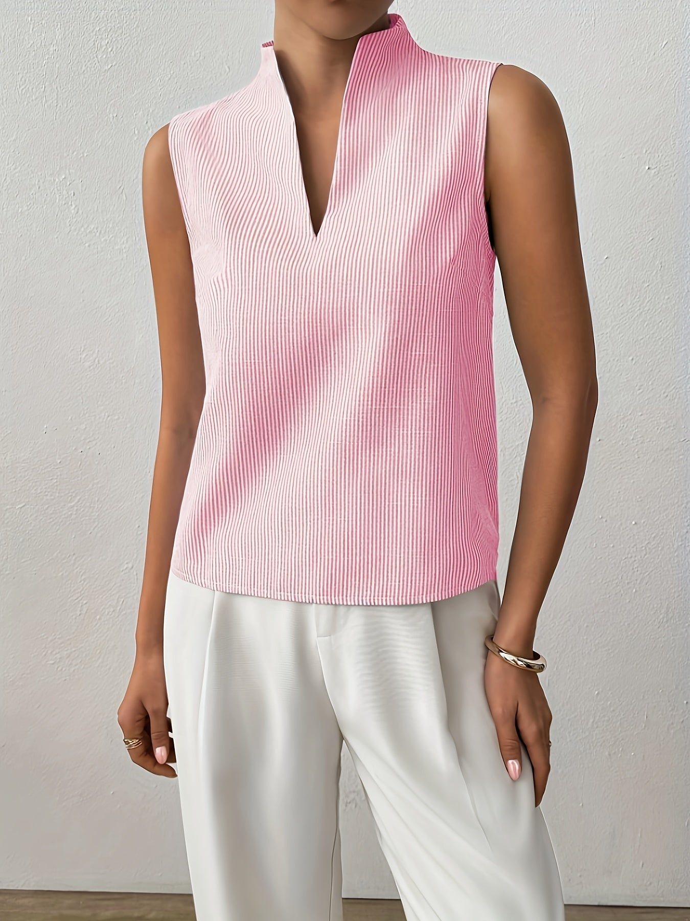 Gestreepte Mouwloze Top met V-Halskraag – Elegant & Minimalistisch