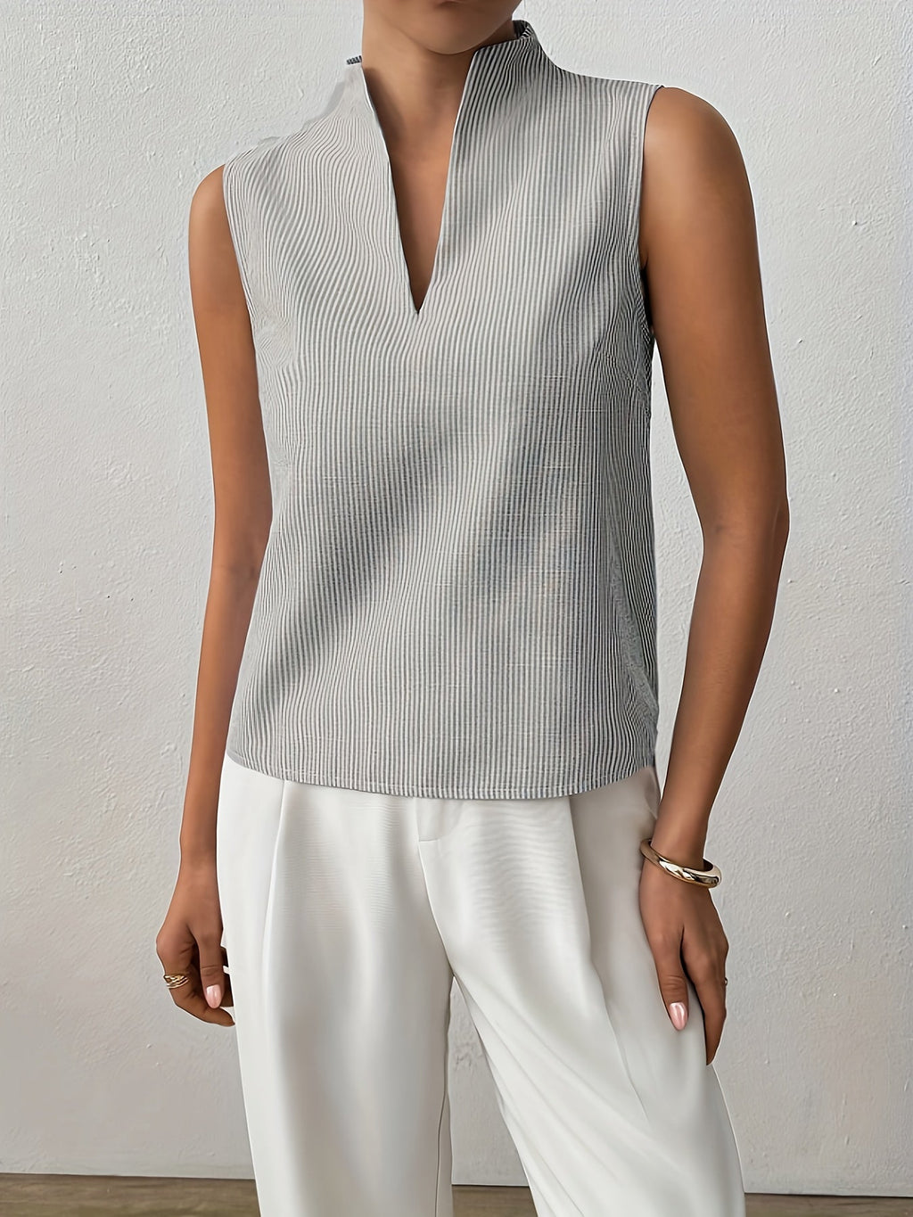 Gestreepte Mouwloze Top met V-Halskraag – Elegant & Minimalistisch