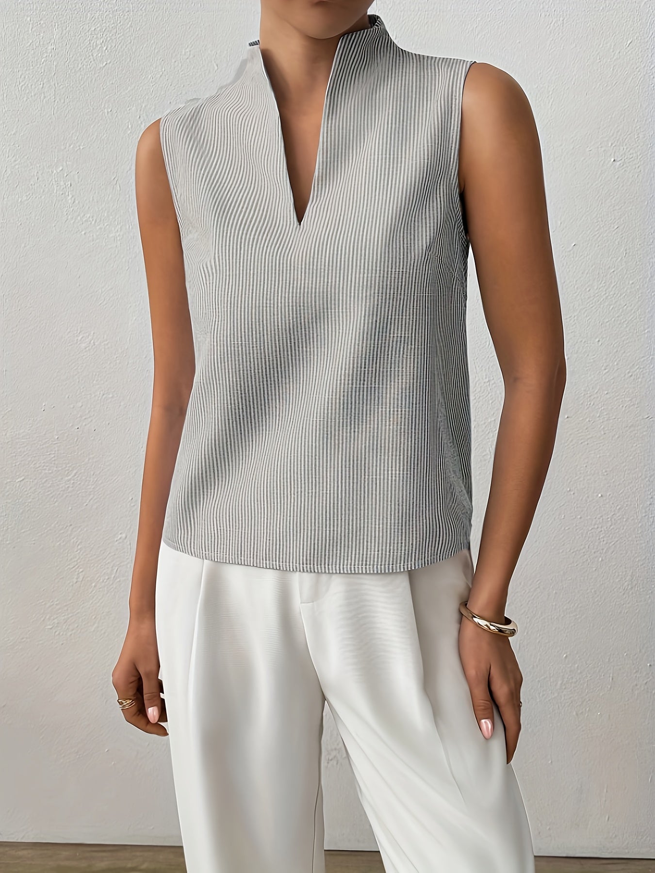 Gestreepte Mouwloze Top met V-Halskraag – Elegant & Minimalistisch
